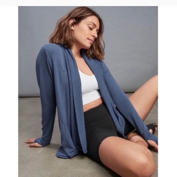 Athleta Sweaters - Athleta Pranayama Wrap sz XXS
